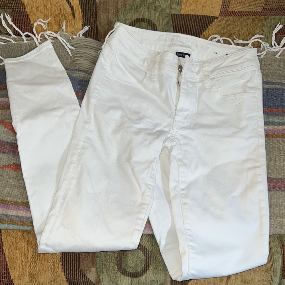 American Eagle Super Stretch White Jeggings; In great condition never worn